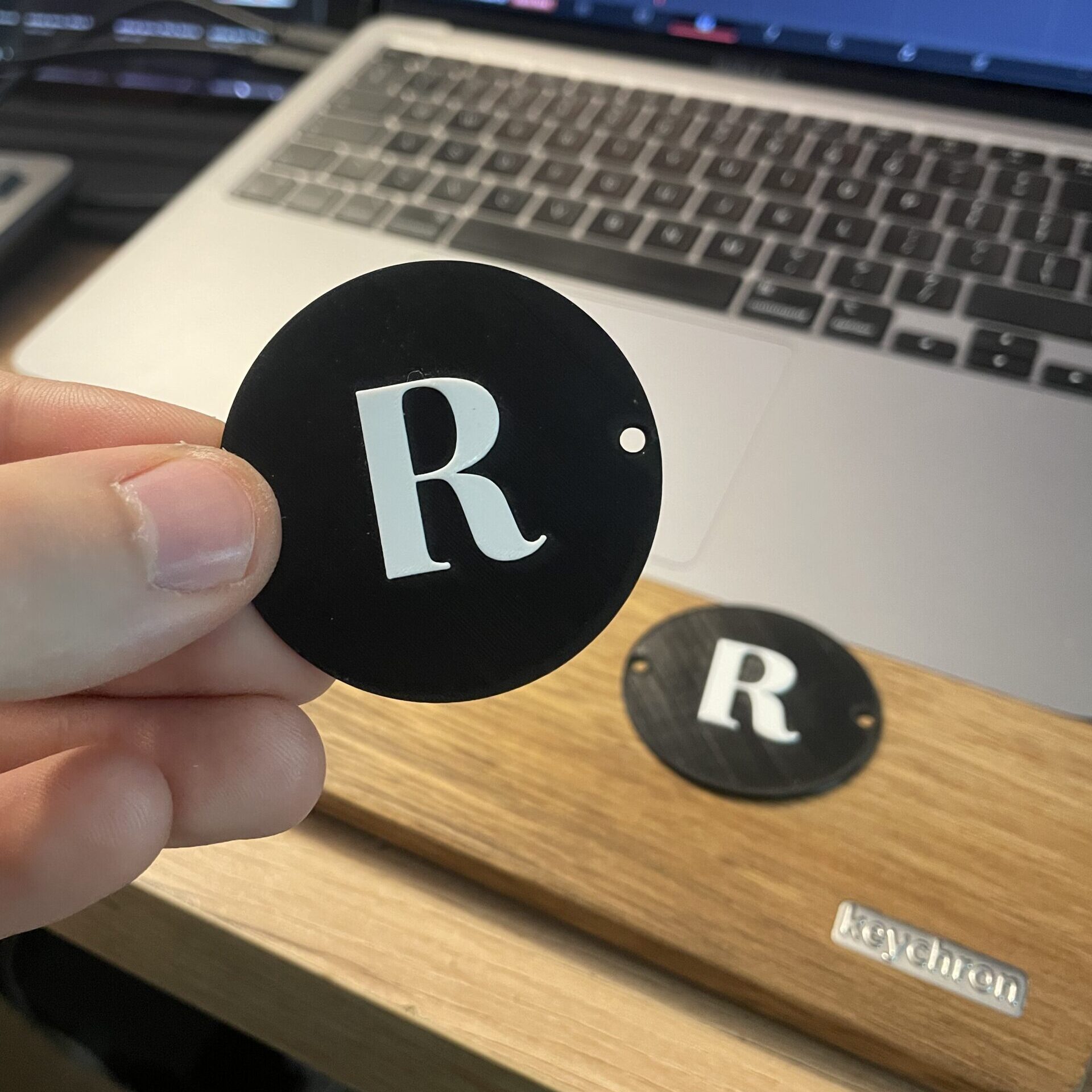 logotyp wydrukowany w 3d a mikrofon